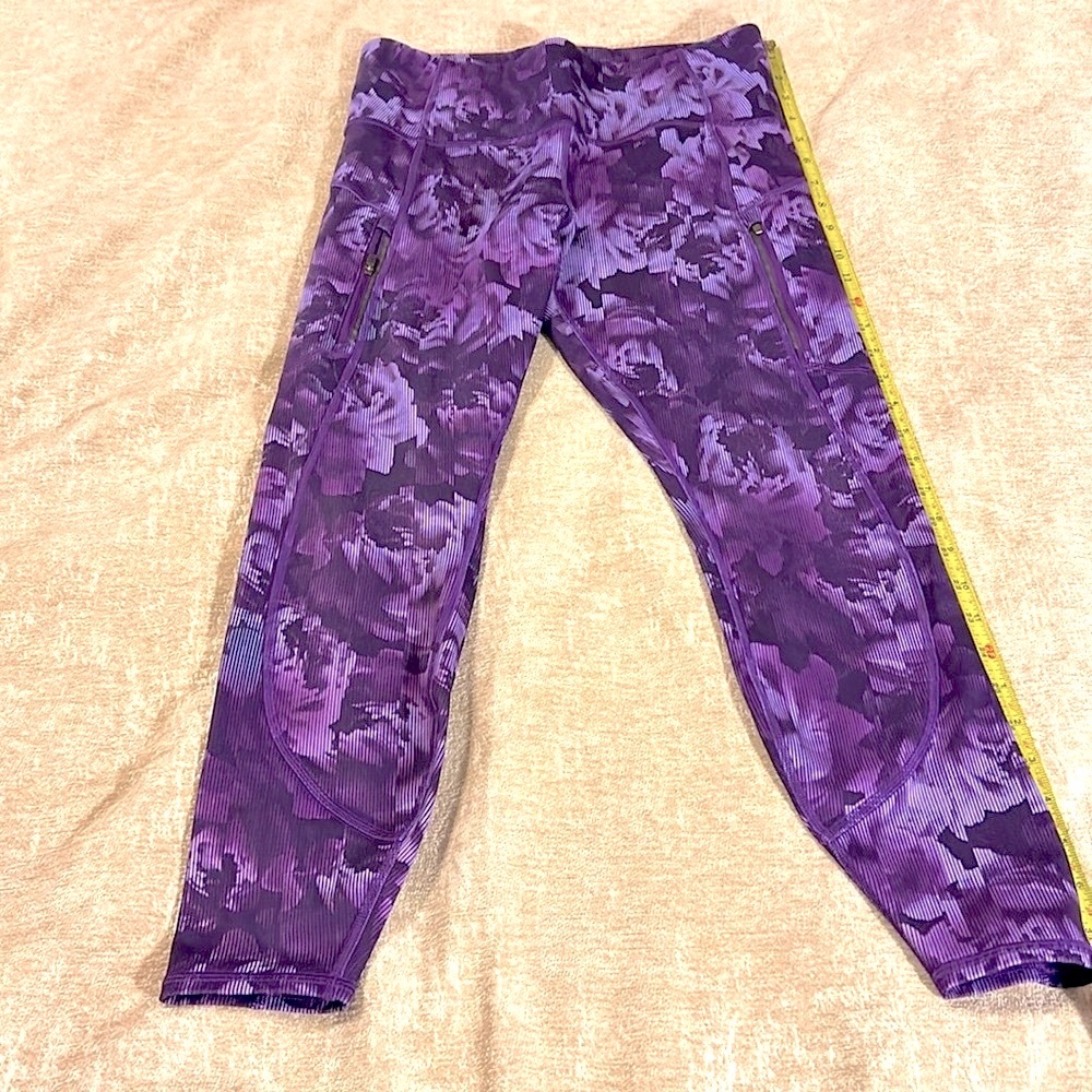 ATHLETA Printed Tight Leggings.    New Without Tags